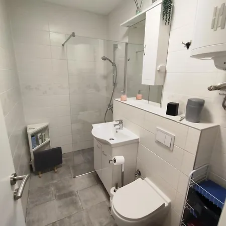 Apartment With Garage *