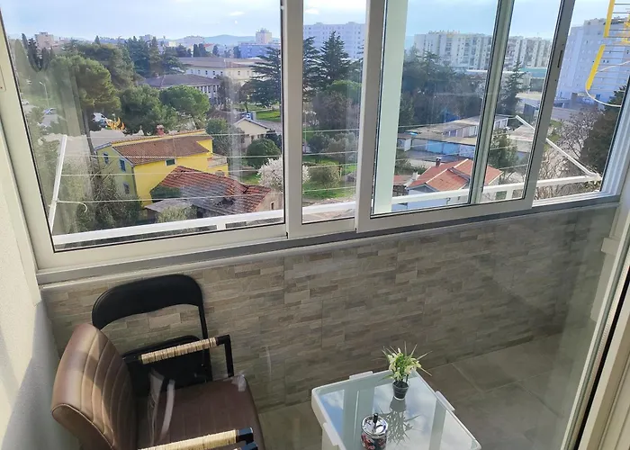 Apartment With Garage *